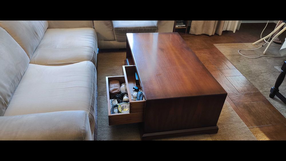 Conjunto de sofás e mesa de apoio