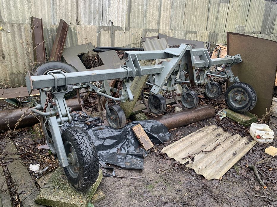 Трактор з інвентарем