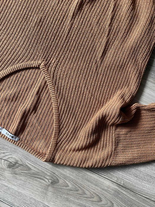 Lekki sweterek z dekoltem w serek