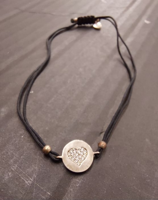 Damska regulowana bransoletka na czarnym sznureczku/rzemyku z sercem