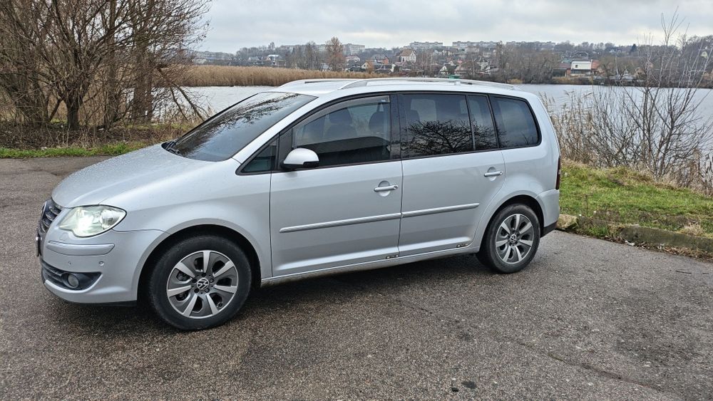 Фольксваген тоуран.