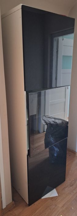 Slupek regał  czarne szkło  pod wynajem mieszkanie