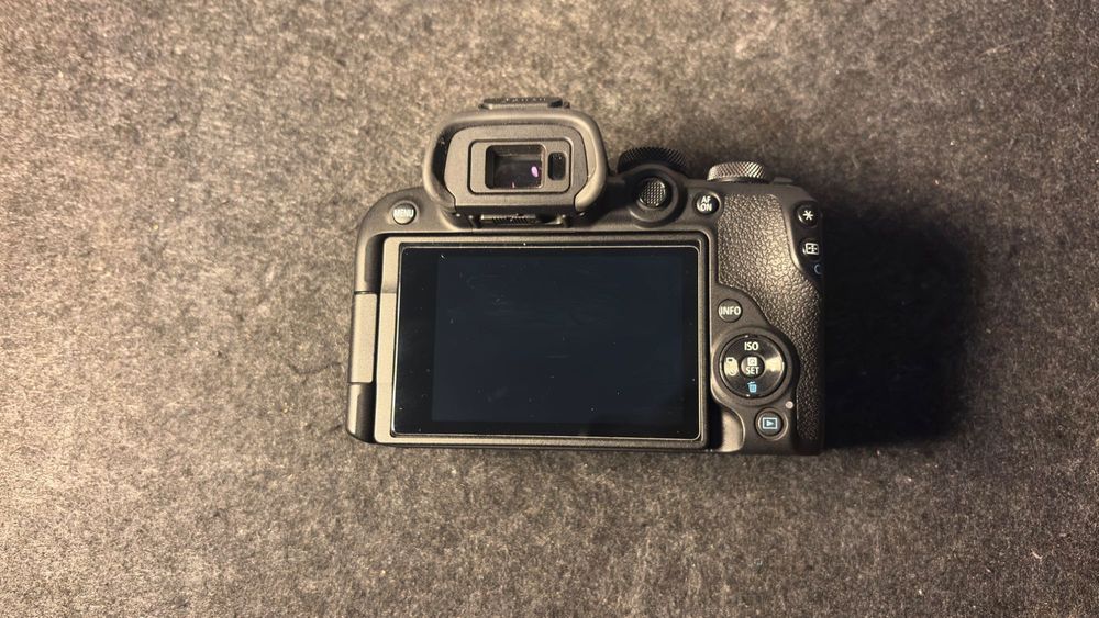 Canon R10 + Kit lente, cage, baterias