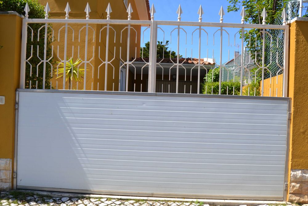 Dois tapumes para retenção de águas