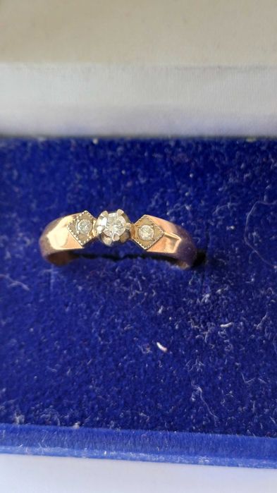 Золота каблучка з діамантами р.17