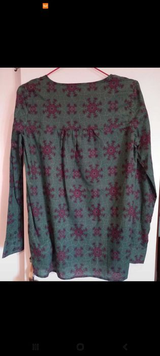 Blusa verde/caqui, manga comprida, c flores roxas e fushia - Quebramar