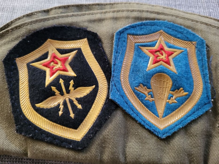 Furażerka Radziecka z odznakami i naszywkami