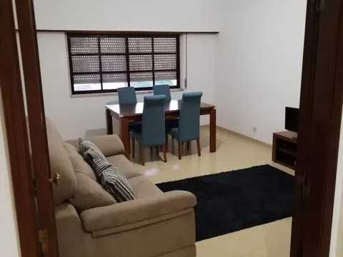 Mesa Jantar Extensível Cerejeira + 4 cadeiras