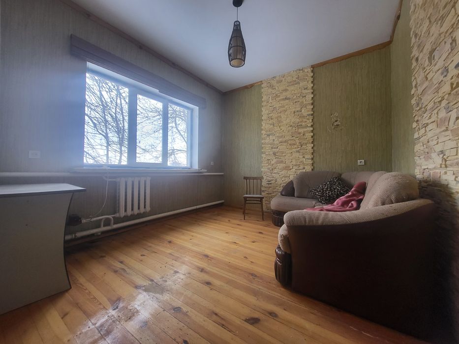 Добротний будинок з ділянкою 10 соток