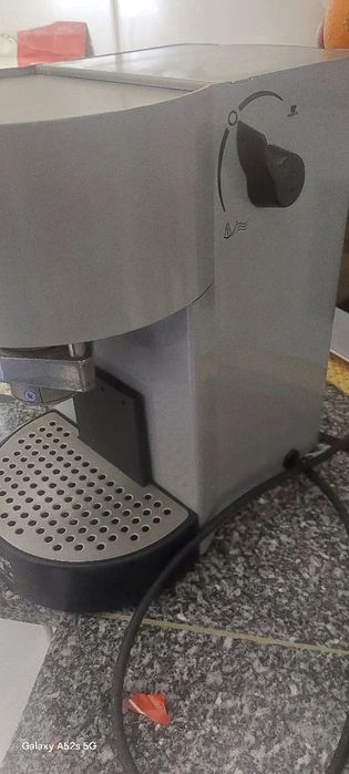 Máquina de café em bom estado a trabalhar bem De pastilha