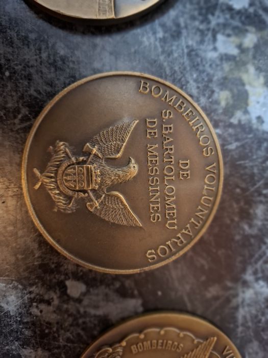 Várias medalhas de bombeiros