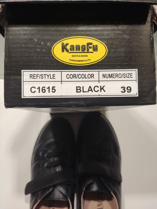 Продам кожаные подростковые туфли размер 39 новые