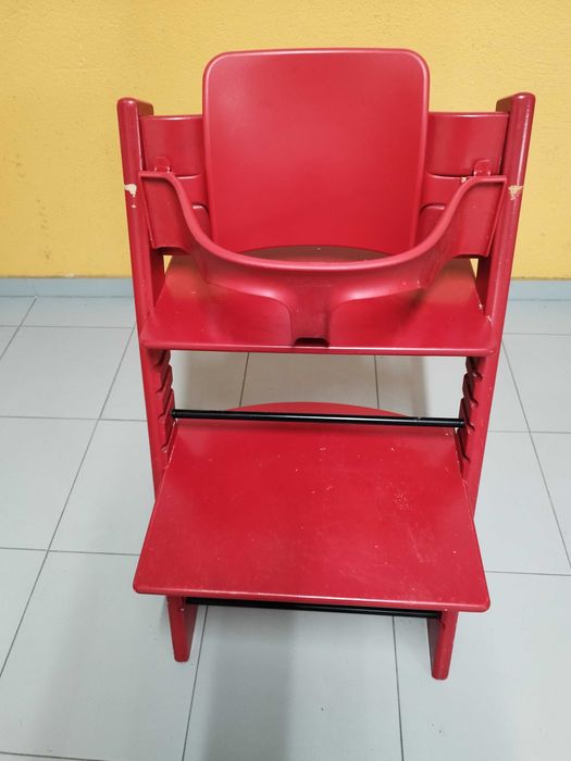 Cadeira de Refeição Stokke Tripp Trapp de cor vermelha