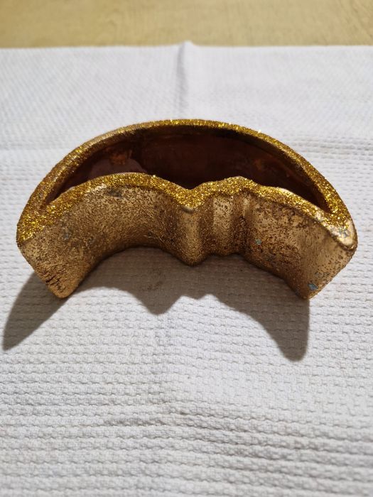 Złoty świecznik w kształcie księżyca