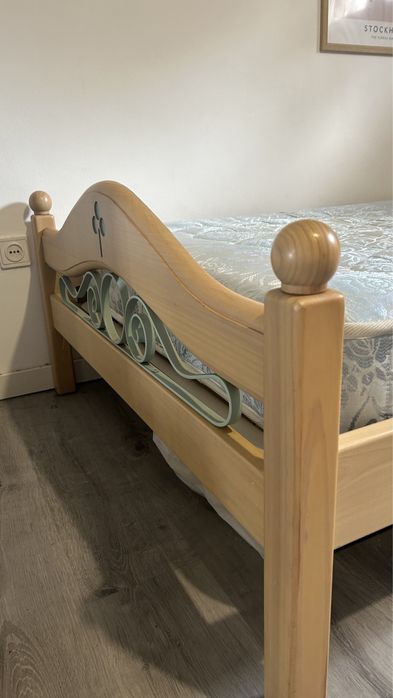 Conjunto de quarto Ilídio da Mota: cama + mesinha + cómoda (madeira)