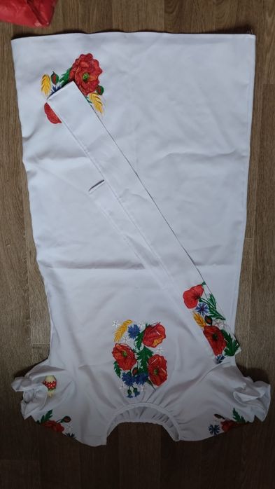 Вишивана сукня з поясом для дівчинки .