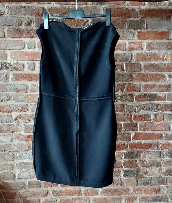 Sukienka z haftem kwiatowym