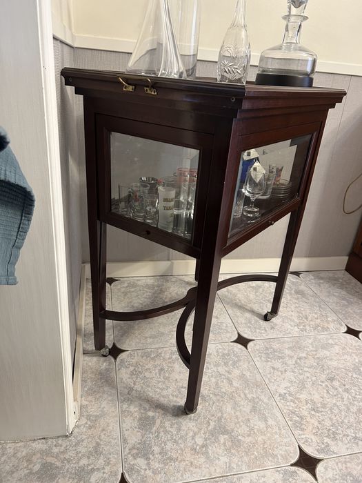 Bar antigo em madeira e vidro