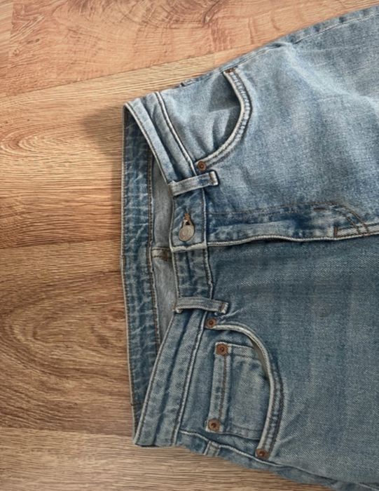 Spodnie jeansy z wysokim stanem proste dżinsy weekday