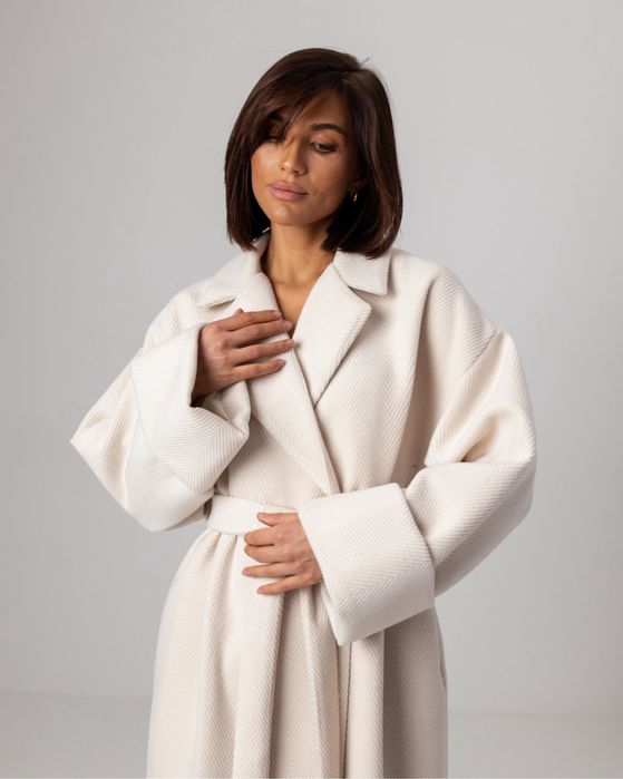 Молочне біле пальто