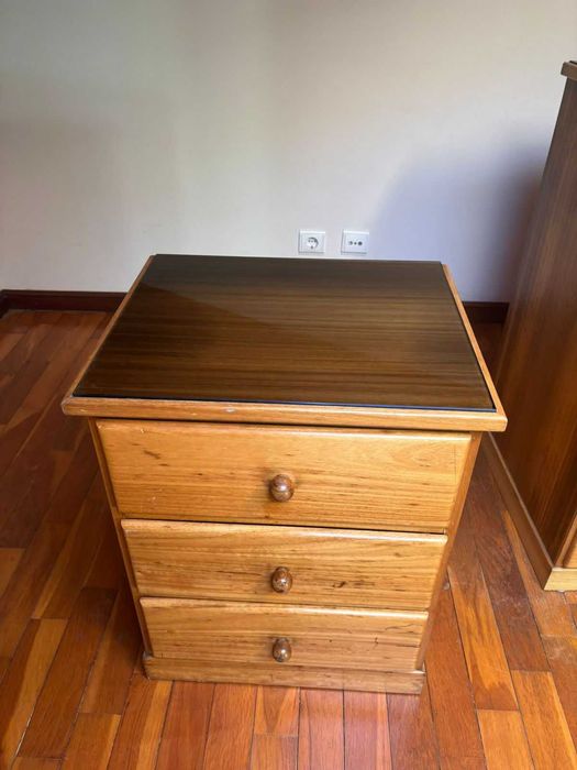 Conjunto de Quarto em Madeira Clara: Cómoda + Mesa Cabeceira (Tampos em Vidro)
