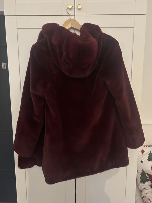 Bordowe futro marki GUESS