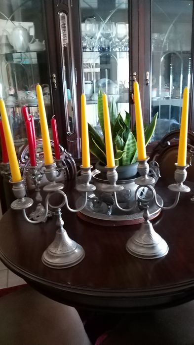 Vendo dois castiçais com três belas cada em casquinha de prata