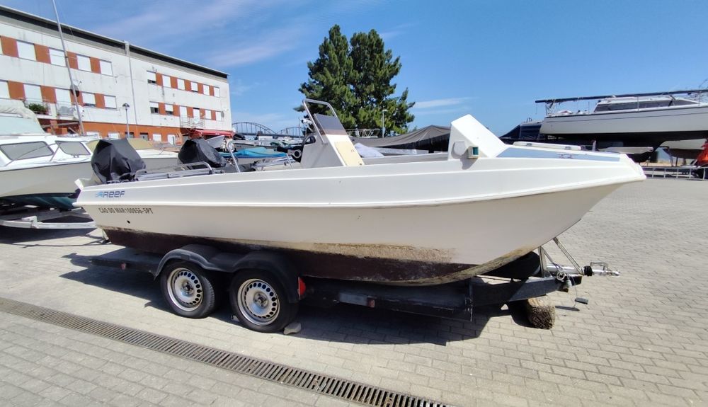 Barco catamarã com atrelado