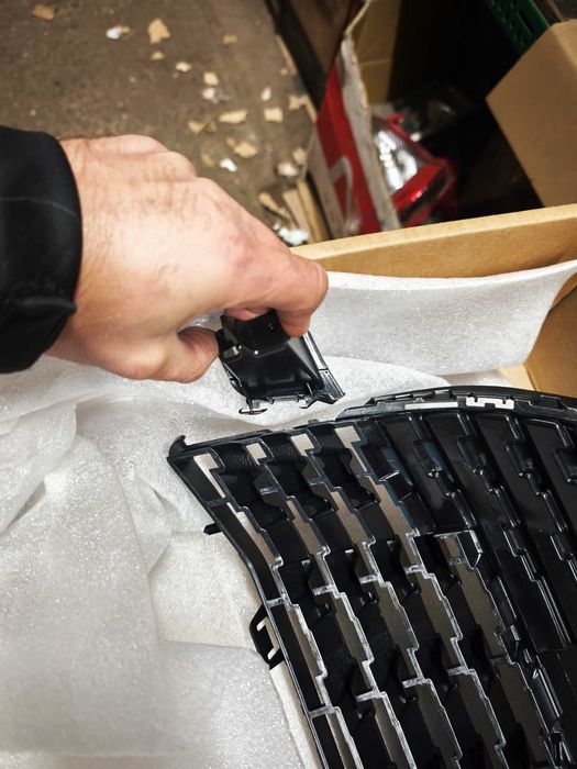 Grill atrapa przód przednia Peugeot 208 II 19- oryginał NOWA