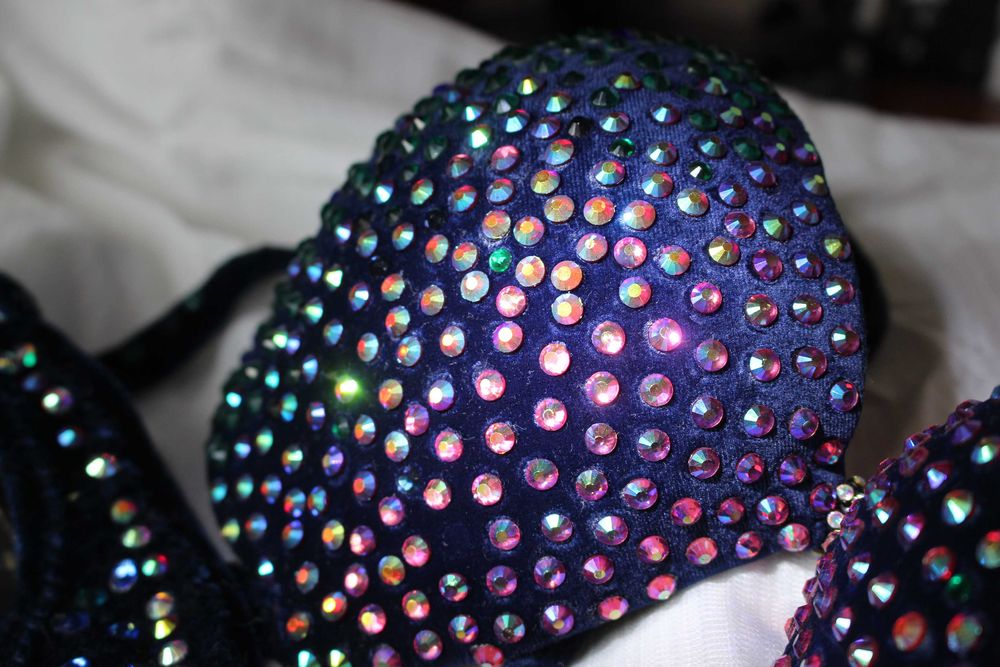 Синій оксамитовий купальник фітнес бікіні. Фитнес бикини, сцена.