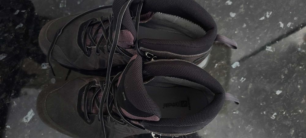 Calçado de caminhada ao ar livre