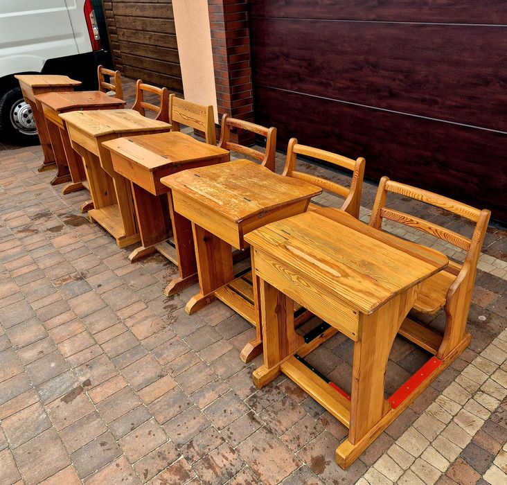 Stara zabytkowa ławka szkolna kałamarz