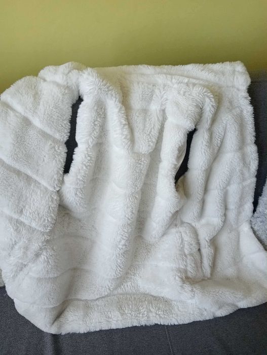 Biała alpaka ze sztucznego futra