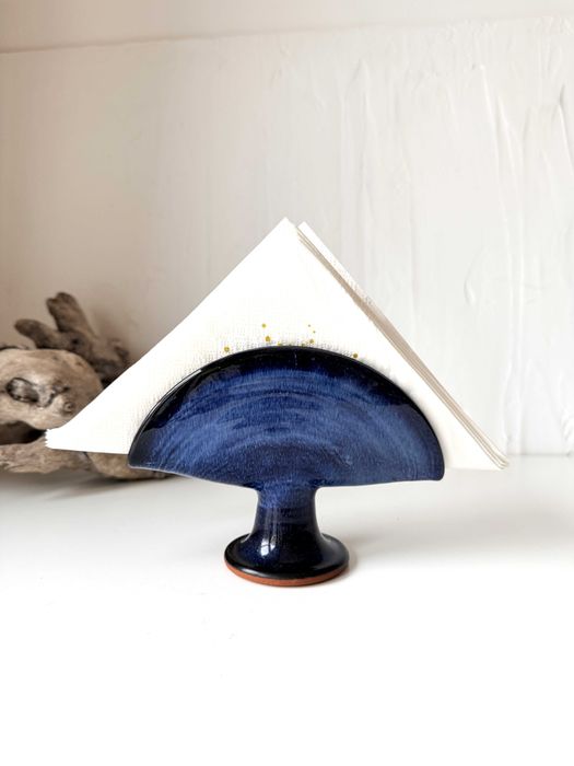 Serwetnik. Ręcznie formowany i szkliwiony. Granat.