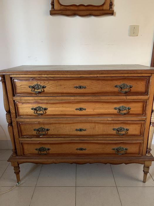 Comoda antiga com espelho