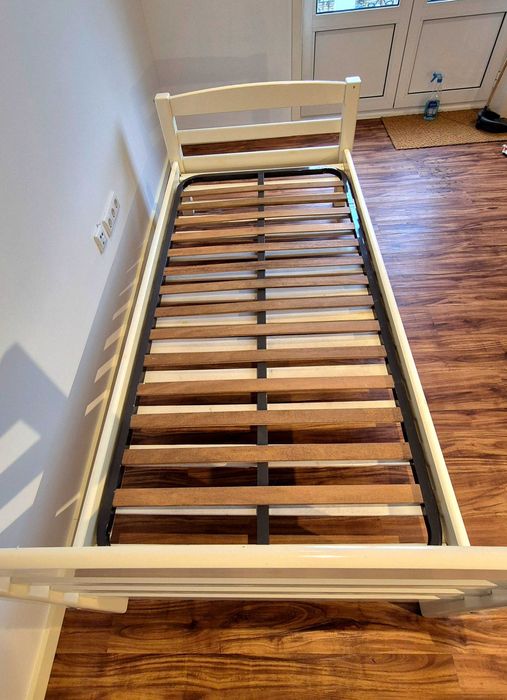 Cama solteiro em madeira maciça branco/creme