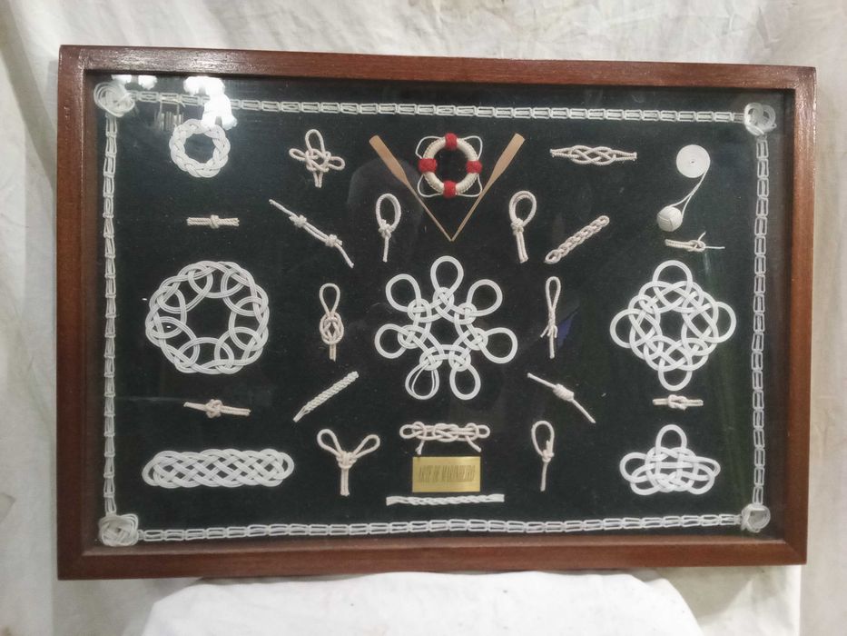 Quadros nós de marinheiro em fundo de veludo preto.