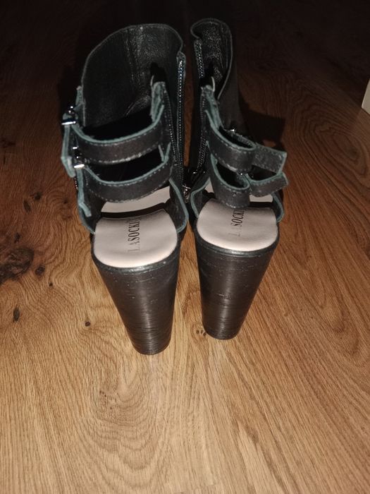 Sandały na koturnie Lasocki