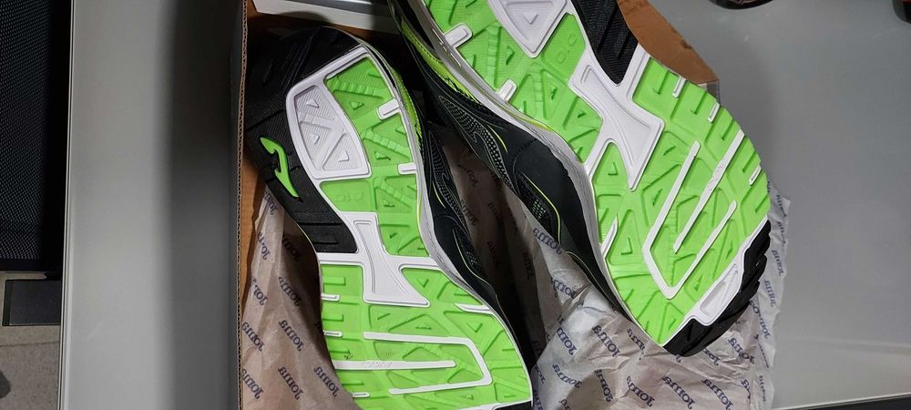 Sapatilhas Joma embaladas