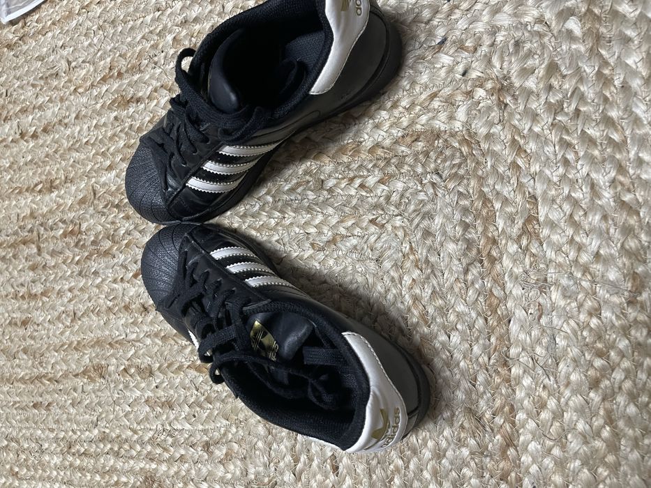 Ténis Adidas Super Star em 2 mão