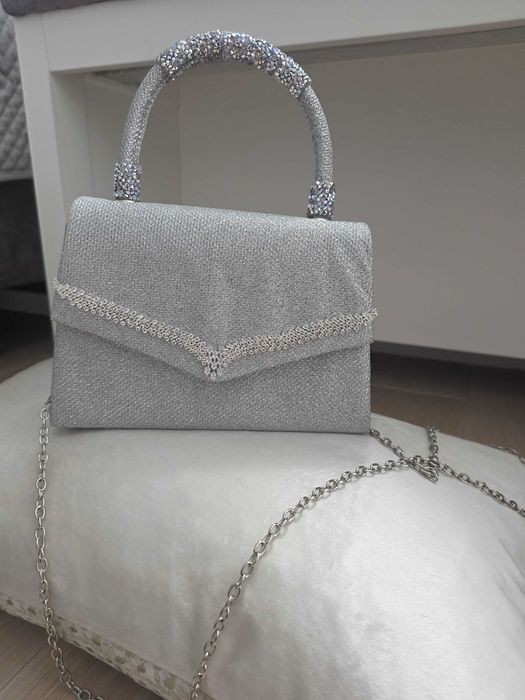 Srebrna torebka ozdobna z łańcuszkiem