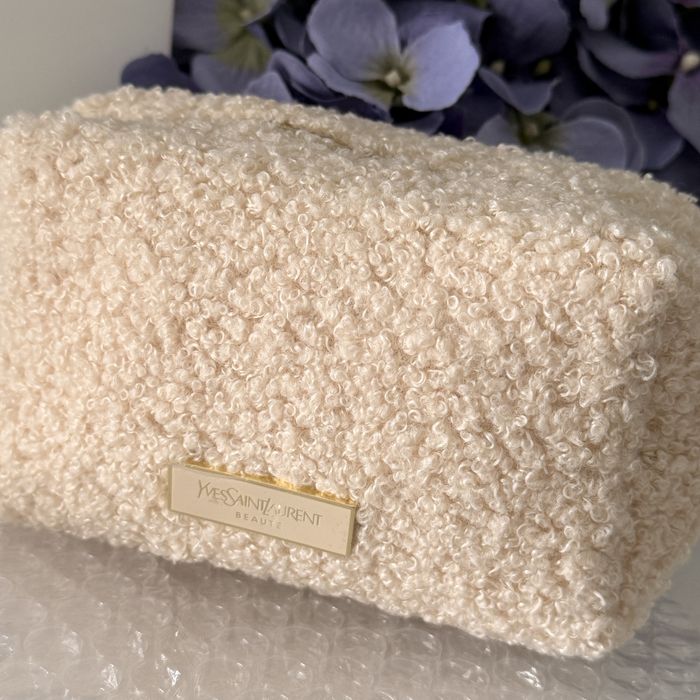 Стильна косметичка Yves Saint Laurent Beauté