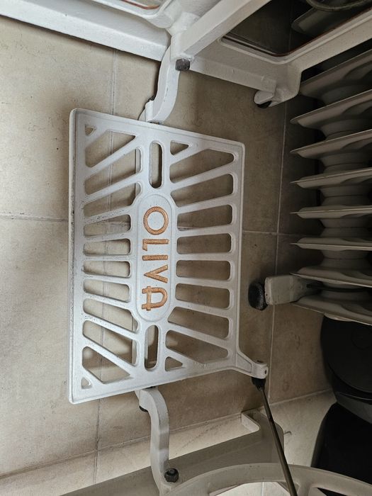 Mesa restaurada com máquina de costura  Oliva