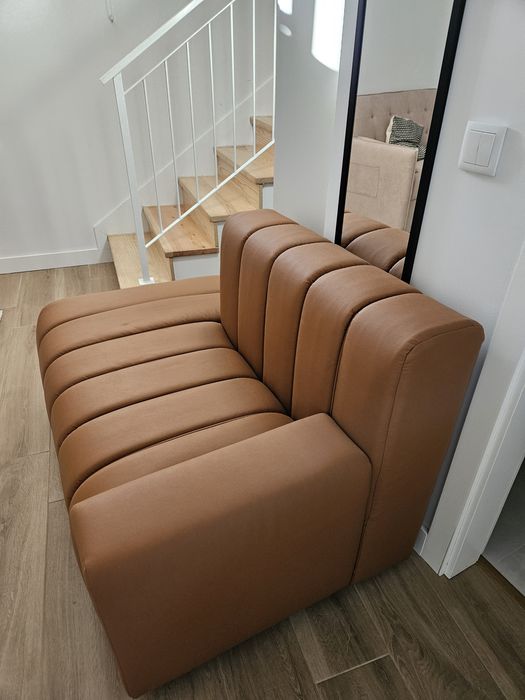 Sofá de couro castanho