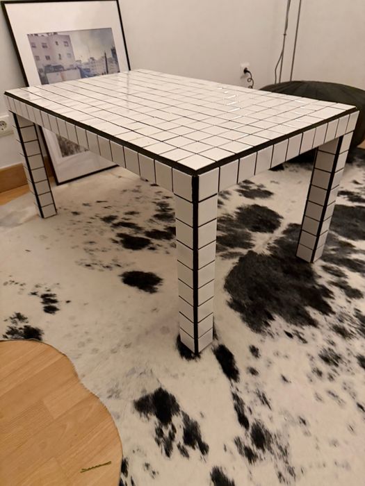 Mesa de centro minimalista em azulejos brancos
