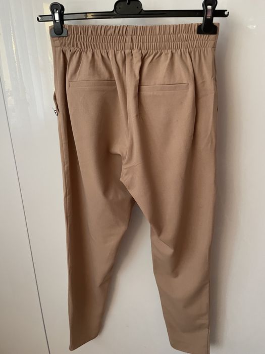 Beżowe spodnie dopasowane XS 34 Deeze