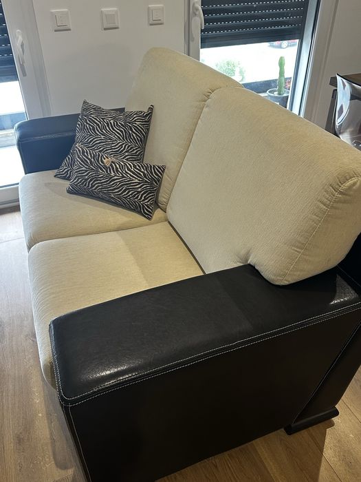 Conjunto de sofás em pele e tecido