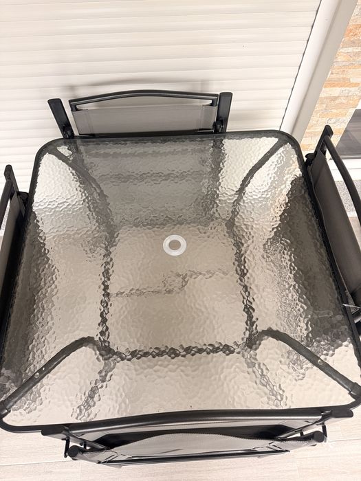 Mesa com tampo de vidro e guarda  sol
