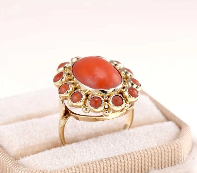 Pierścionek z naturalnym koralem mały rozmiar – złoto 585 - Złoty Irys