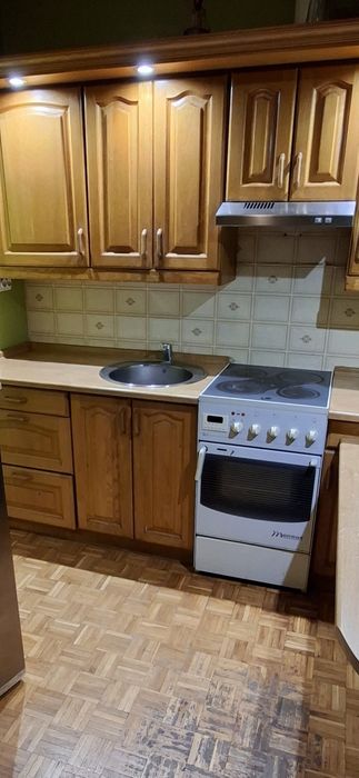 Meble kuchenne z kuchenką i zlewozmywakiem